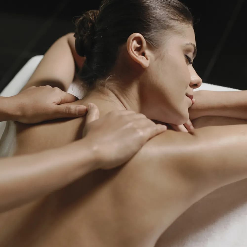Mujer disfrutando de masaje relajante